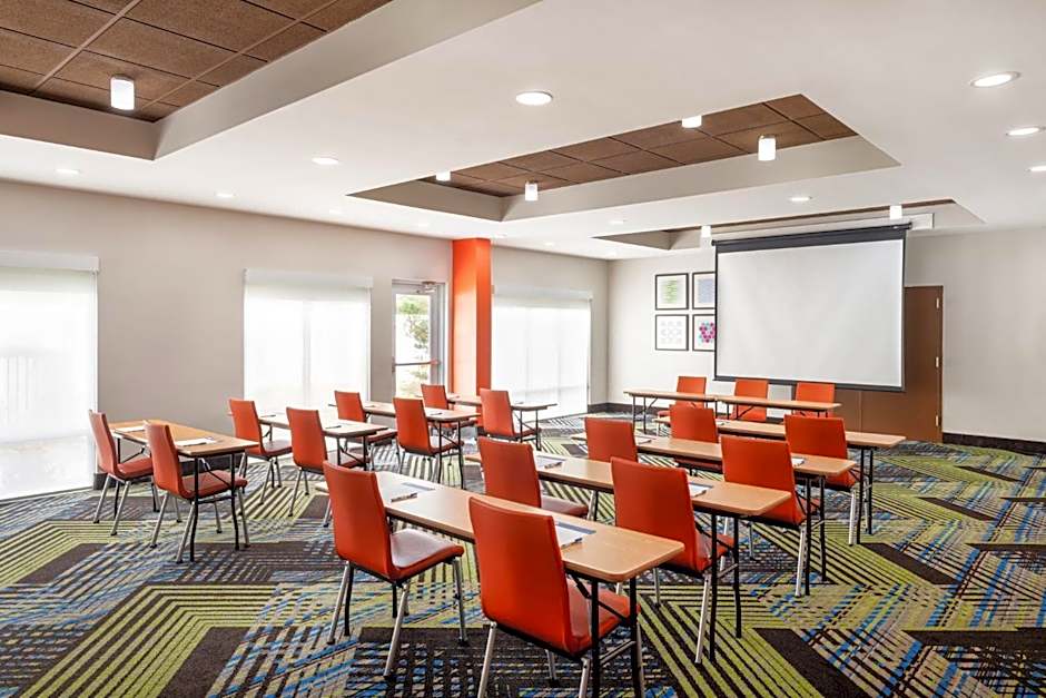Holiday Inn Express & Suites Spring Hill By IHG