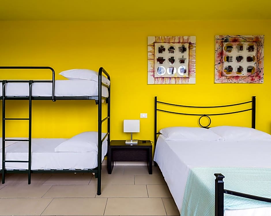 Eliopoli Beach Hostel & Restaurant