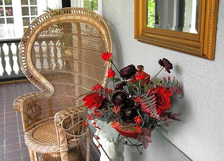 Alexander Mansion  Bed and Breakfast