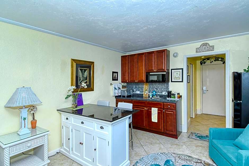 Waterfront Room, Heated Pool, Tiki Bar & Grill