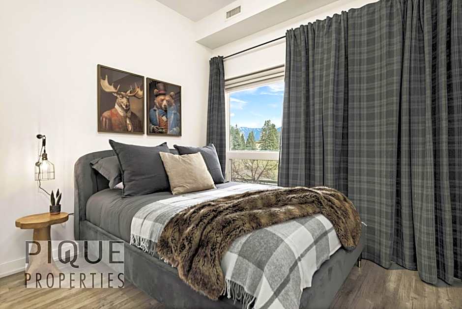 Mountain Haven Retreat, Pool & Hot Tub, UG Parking, Fitness Centre, WiFi!