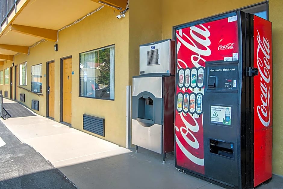 Econo Lodge Inn & Suites