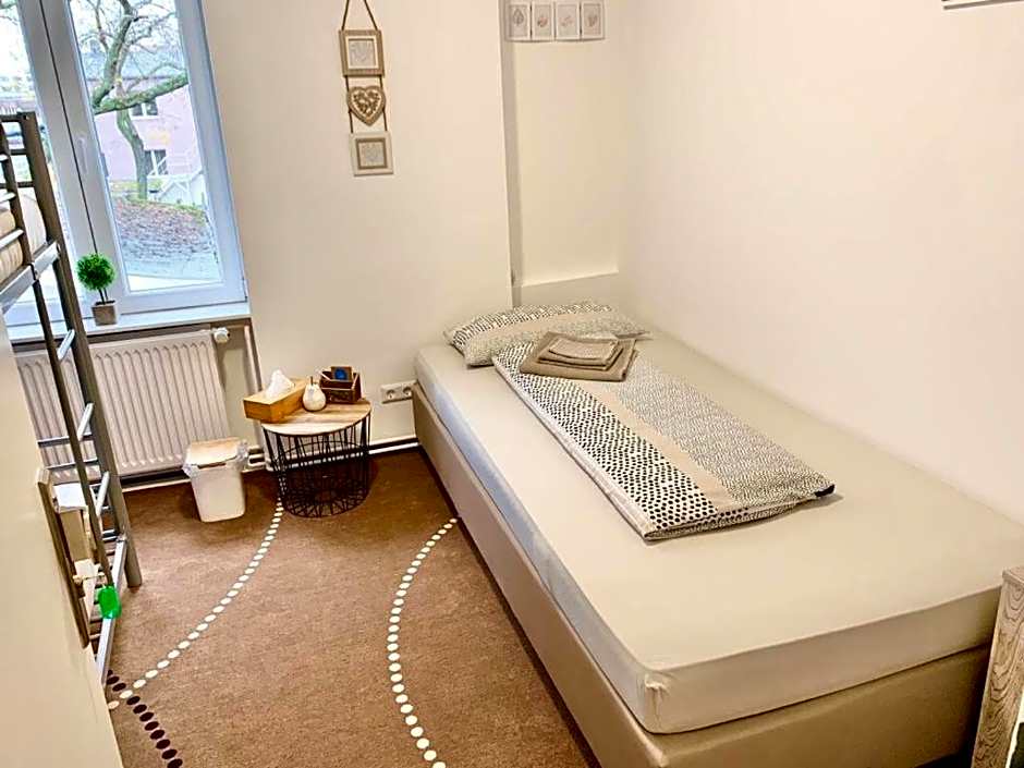 New Hostel Berlin Mitte FREE SNACK hot tea and coffee