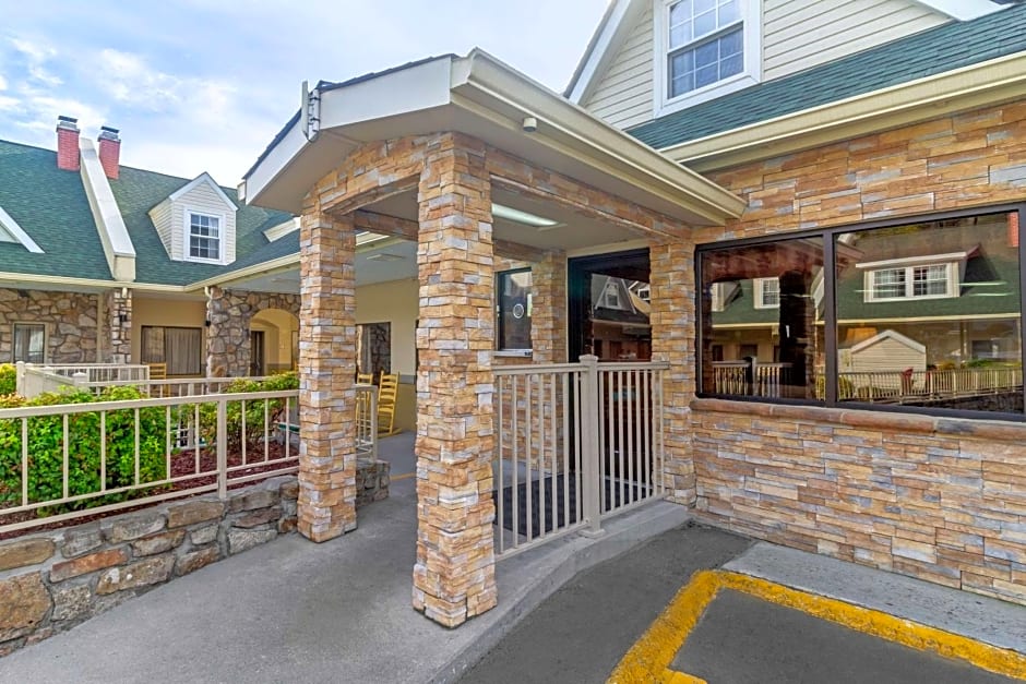 Econo Lodge Inn & Suites at the Convention Center