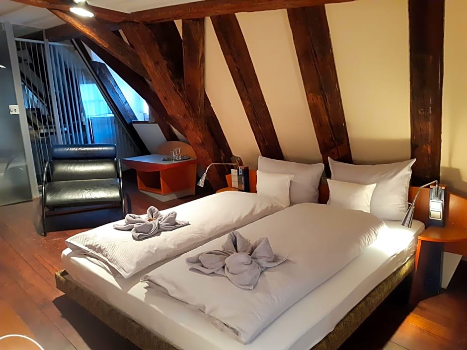 Schiefes Haus
