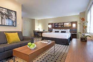 Standard King Room with Adapted Tub - Mobility and Hearing Accessible