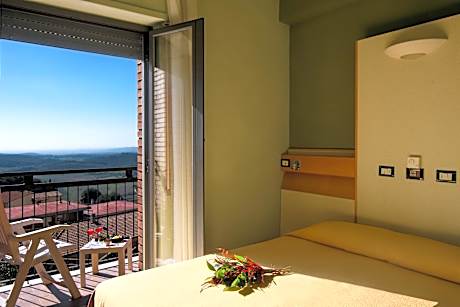 Double or Twin Room with Sea View