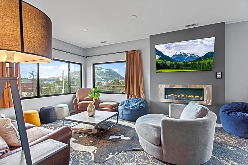 Coyote Mountain Lodge