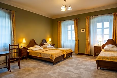 Standard Quadruple Room in Oficyna