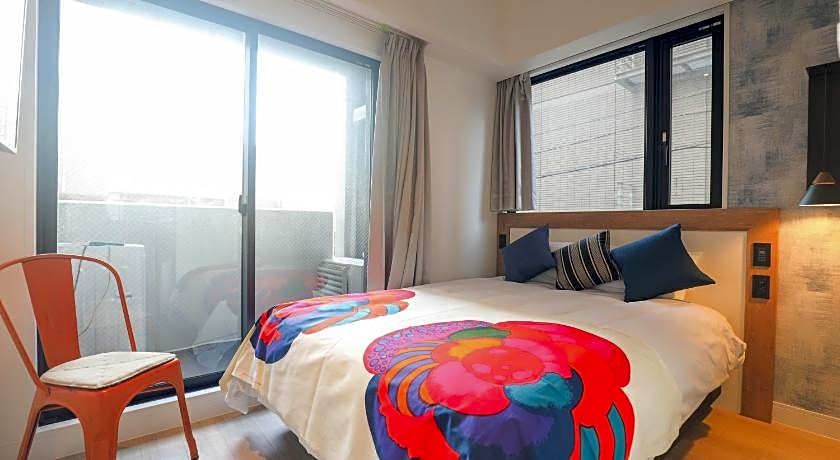 FFFFFF Hotel