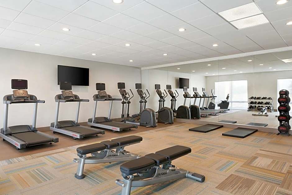 Holiday Inn Express & Suites Cincinnati NE - Red Bank Road By IHG