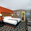 La Quinta Inn & Suites by Wyndham Memphis Airport Graceland