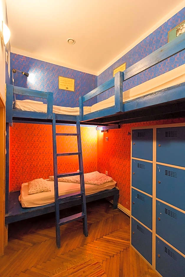 Baroque Hostel & Coworking