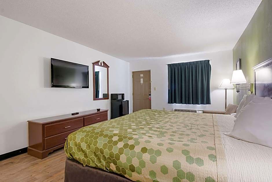 Econo Lodge Inn & Suites East