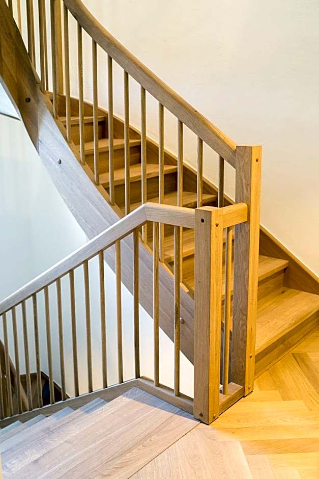 Bob W Munich Airport - Peterhof