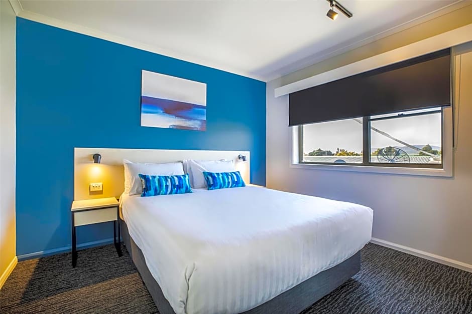 Nightcap at Riverside Hotel