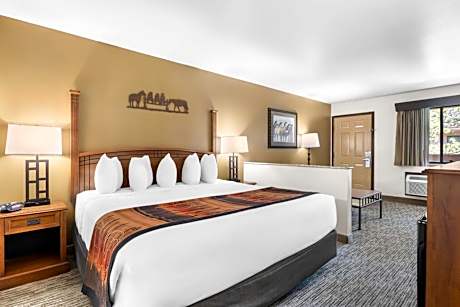 Suite-1 King Bed NSMK Sofabed For One Person Work Desk Microwave Fridge Wi-Fi Full Breakfast