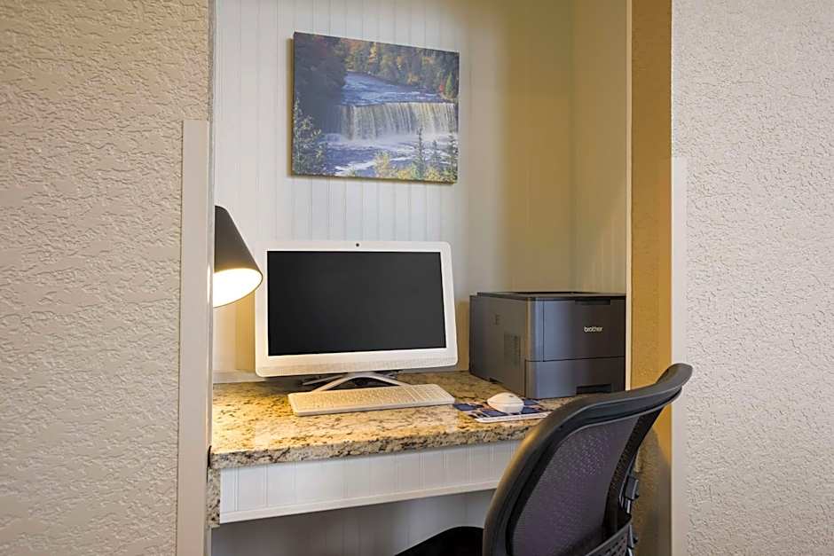 Best Western Harbour Pointe Lakefront