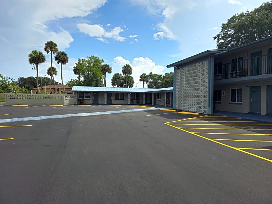 Three Oaks Motel - Titusville