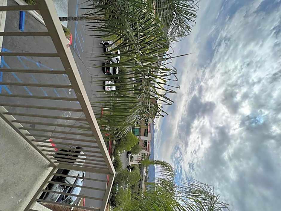 Holiday Inn Express Hotel & Suites Lake Elsinore By IHG