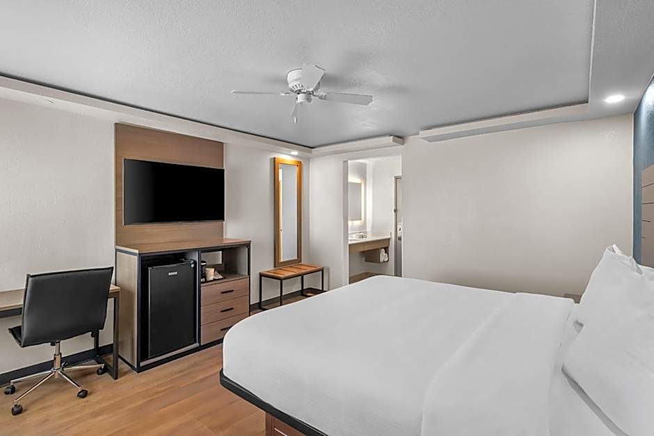 Baymont by Wyndham Arlington At Six Flags Dr