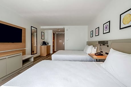 2 Queen Beds With Bathtub