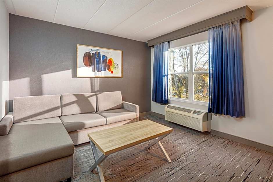 La Quinta Inn & Suites by Wyndham Lexington Park