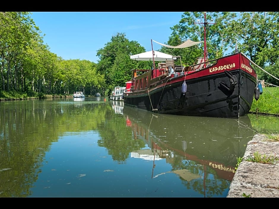 Péniche Kapadokya Gîte insolite sur le canal du Midi