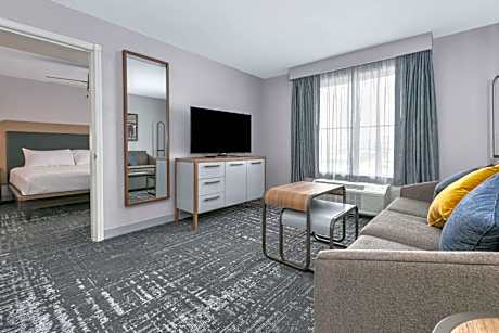 One-Bedroom King Suite - Non-Smoking