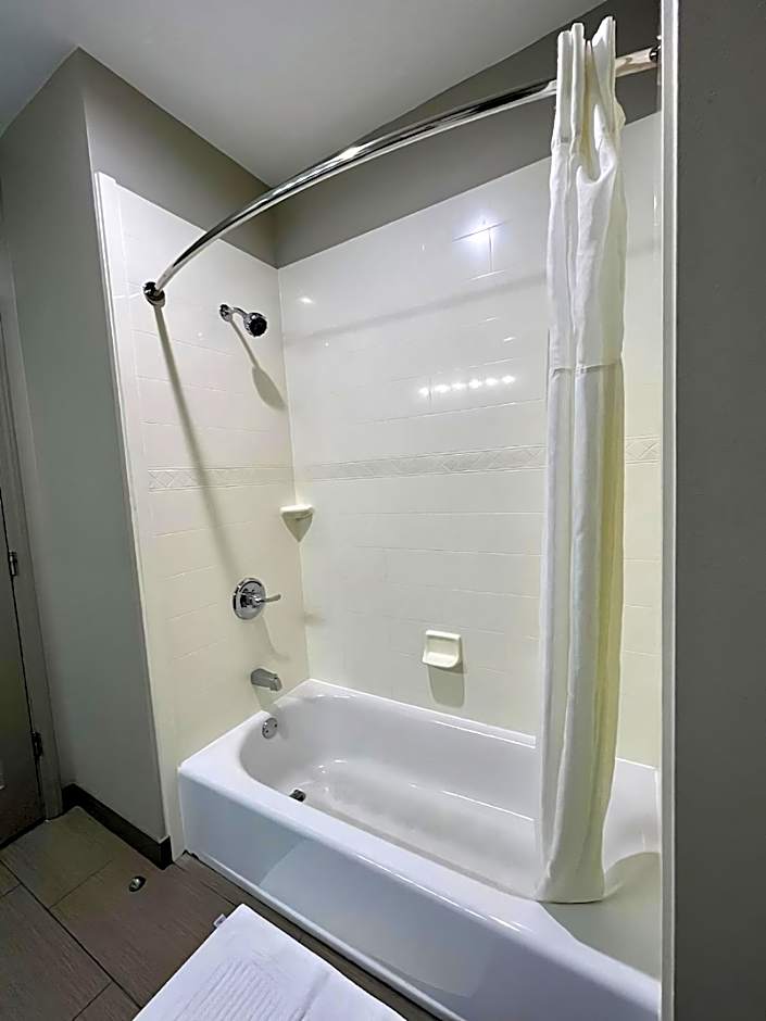 Catoosa Inn & Suites