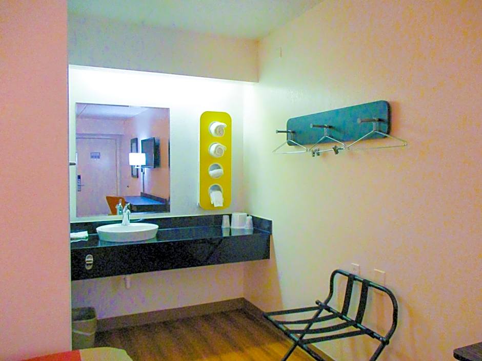 Motel 6-Memphis, TN - Downtown