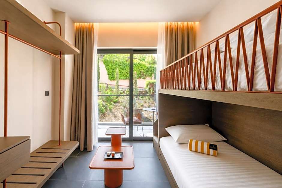 Foto 1 dari 7 — Family Room with Bunk Beds Sliding Door Inland View