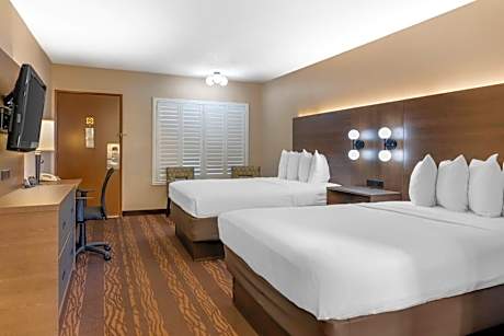 Queen Room with Two Queen Beds - Upper Floor/Non-Smoking