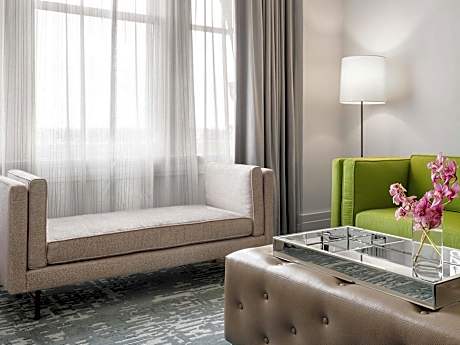 Suite Deluxe King Bed