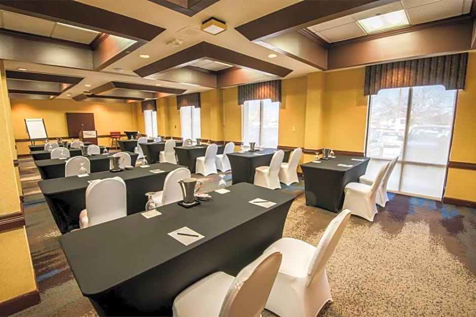 MCM Elegante Hotel & Suites