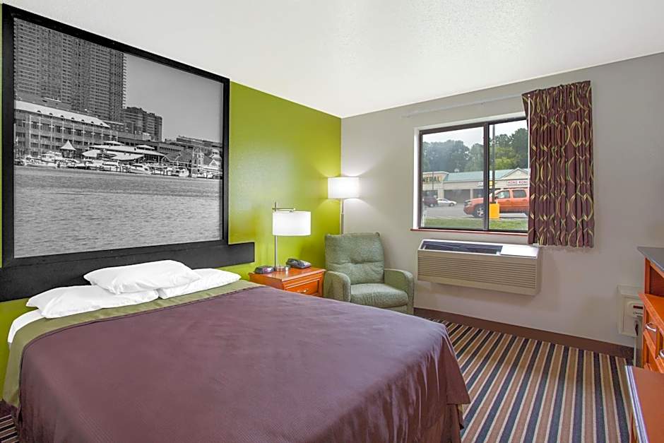 Super 8 by Wyndham South Boston VA