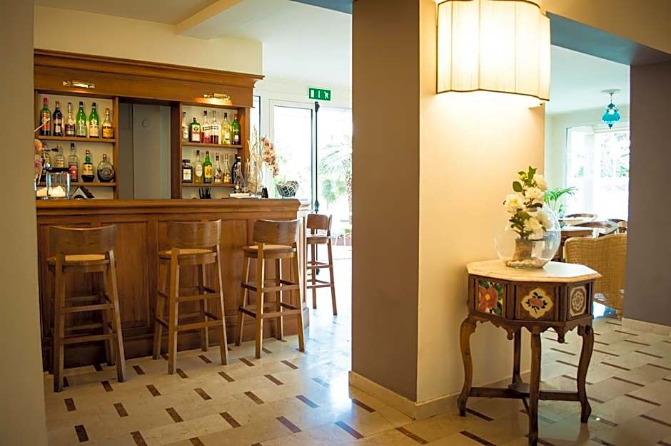 HOTEL TRIONFAL - Fronte Mare - Vicinissimi al Centro