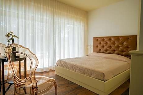 Queen Room with Pool View