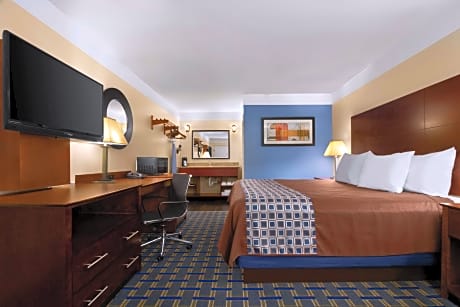 1 King Bed Smoking