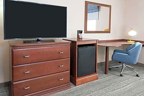 King Room with Accessible Tub - Mobility and Hearing Access/Non-Smoking