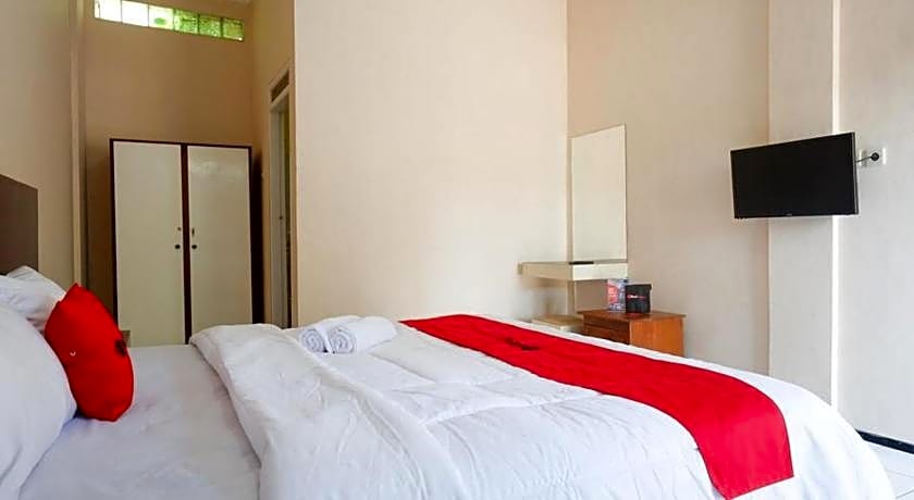 RedDoorz Plus near Stadion Wijaya Kusuma