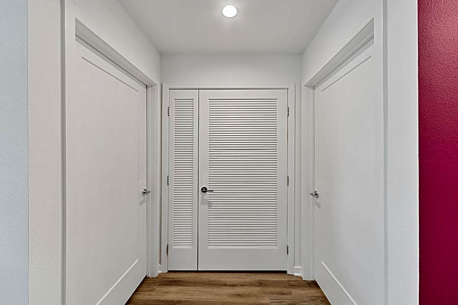Fairfax District Chic City Oasis 2 BR Apt with Den 136