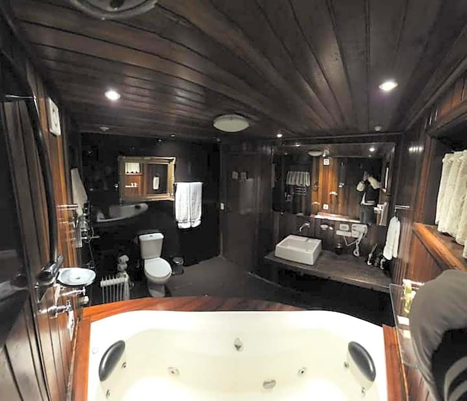 Chalét com jacuzzi sauna lareira e telao cinema