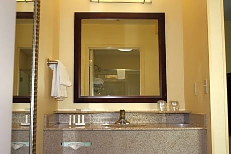 Suite, Multiple Beds (2 Queen Beds and 1 Double Sofa Bed)
