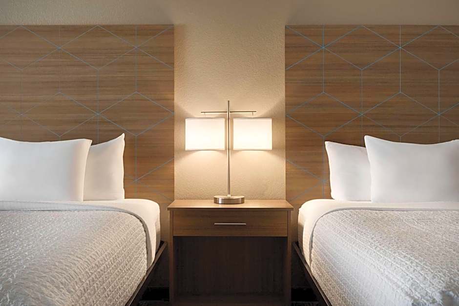La Quinta Inn & Suites by Wyndham Shawnee