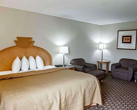 1 King Bed Mobility Accessible Room Bathtub w/ Grab Bars Non-Smoking