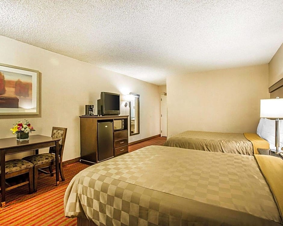 Rodeway Inn and Suites Bakersfield