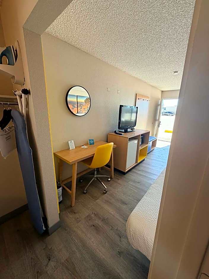 Days Inn by Wyndham Kingman West