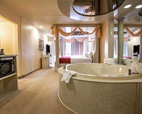 1 King Bed, Suite, Nonsmoking, Upgrade