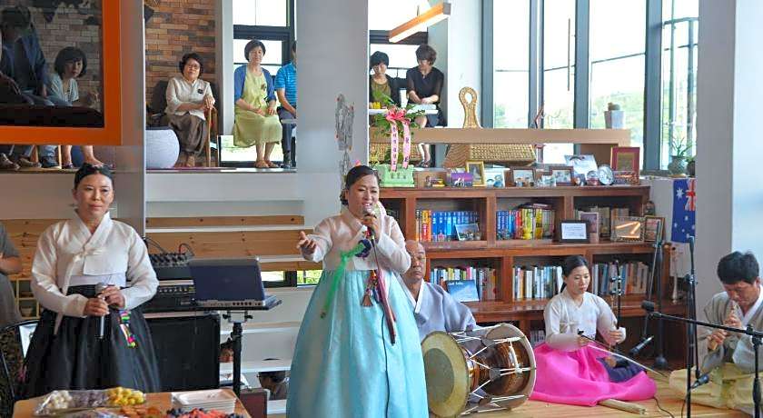 Andong Poonggyung Hostel N Library